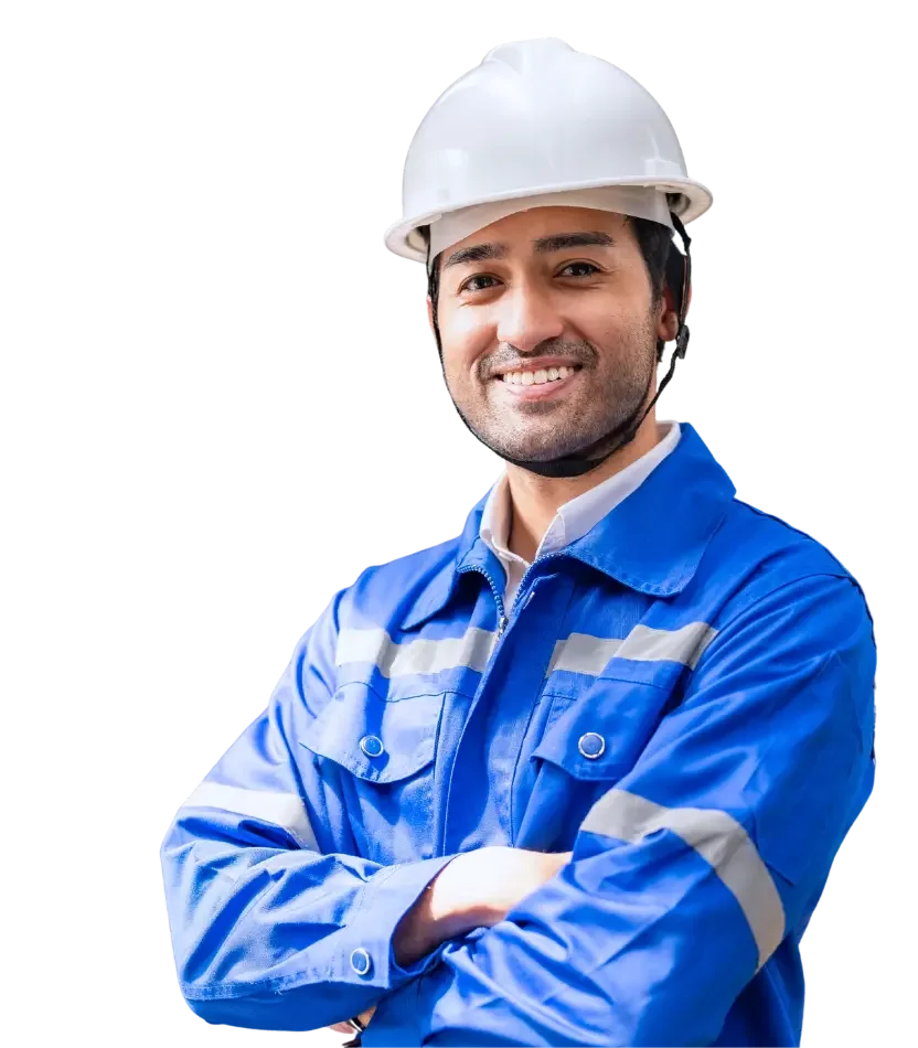 Hombre sonriente con casco blanco, chaqueta azul con franjas grises, brazos cruzados, fondo transparente.