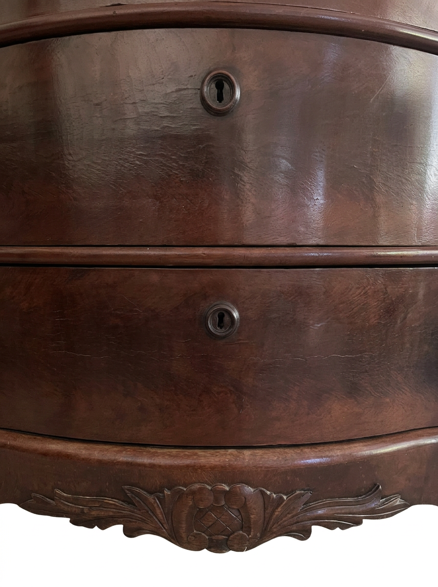 English Chest Center Bottom Motif.png