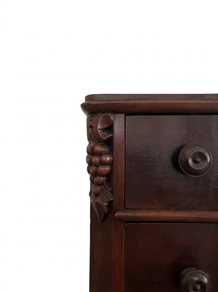 English Chest Grape Motif Left.png