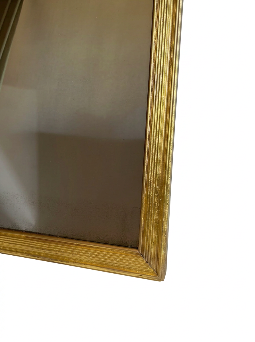 bottom corner of mirror.png