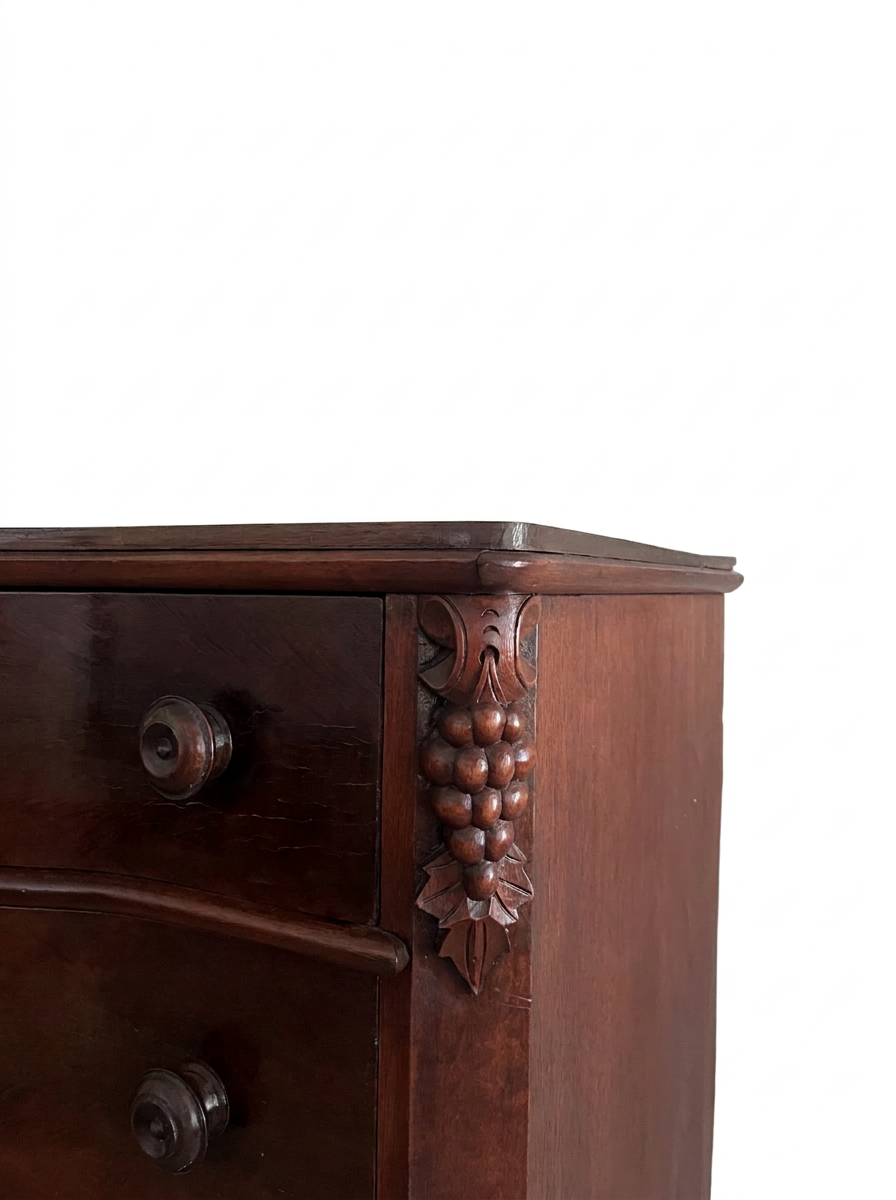 English Chest Grape Motif right.png