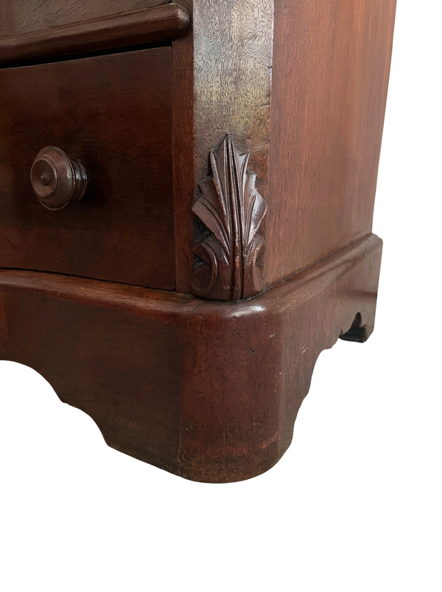 English Chest Acanthus Motif right.png