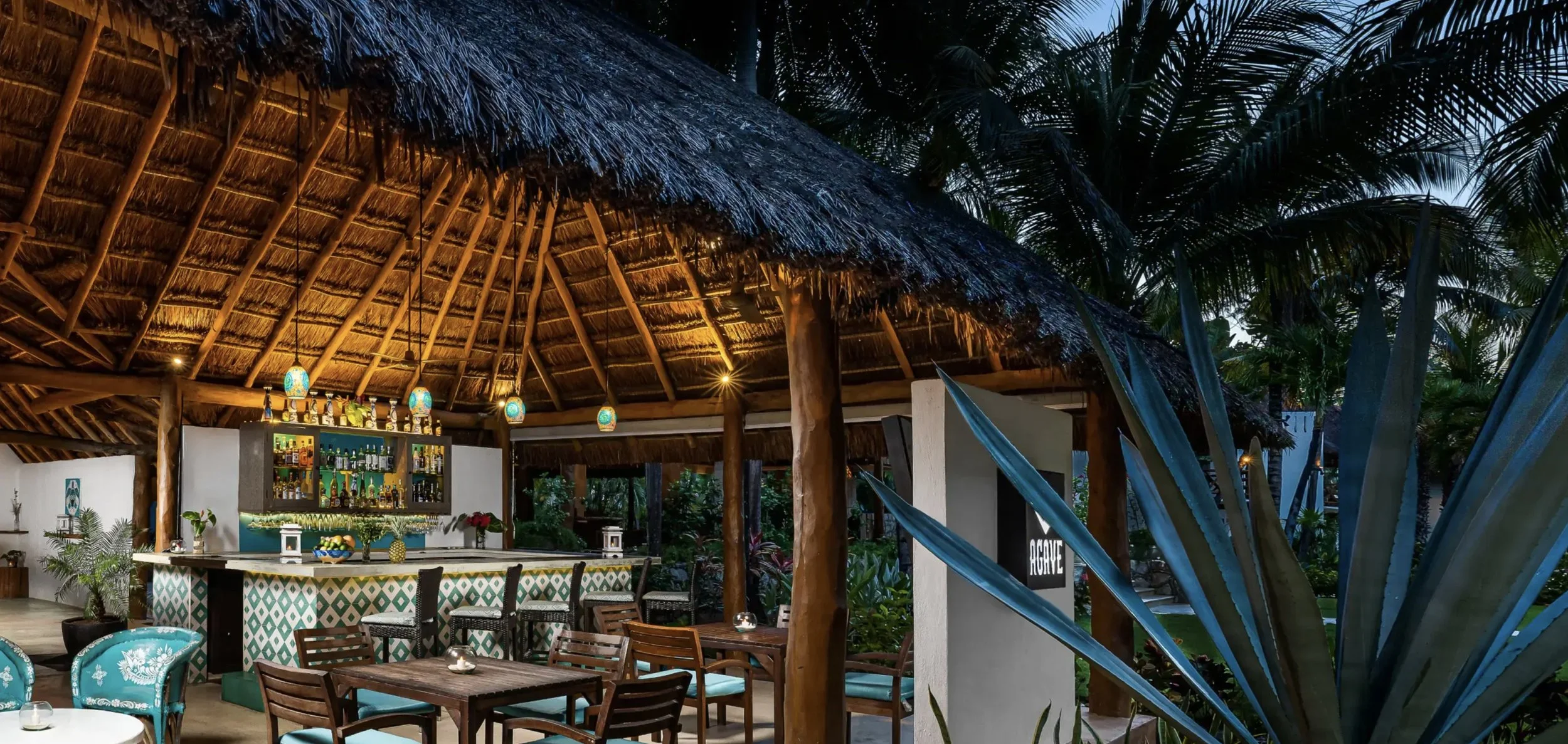Mahekal Beach Resort: Agave bar.