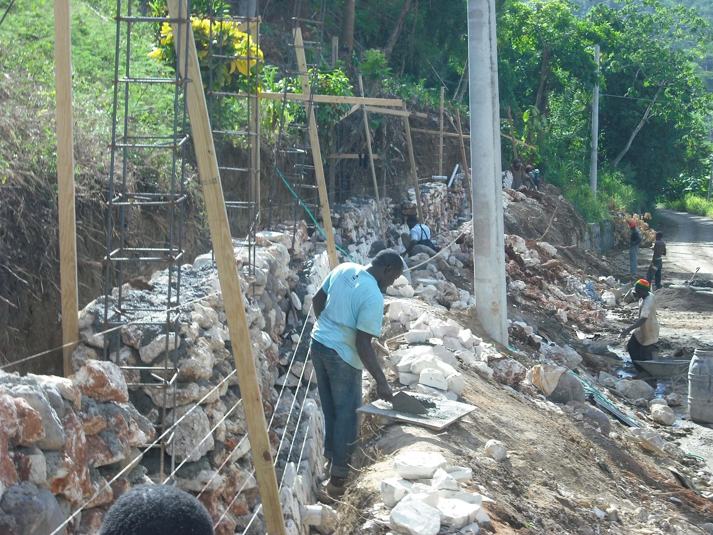 Building a retaining wall with cut stone