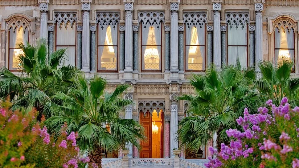 002899-11-Ciragan_Palace_East_Entrance.jpg