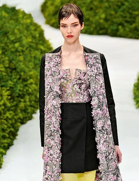 item8.rendition.slideshowVertical.haute-couture-ateliers-book-10-raf-simons-christian-dior.jpg