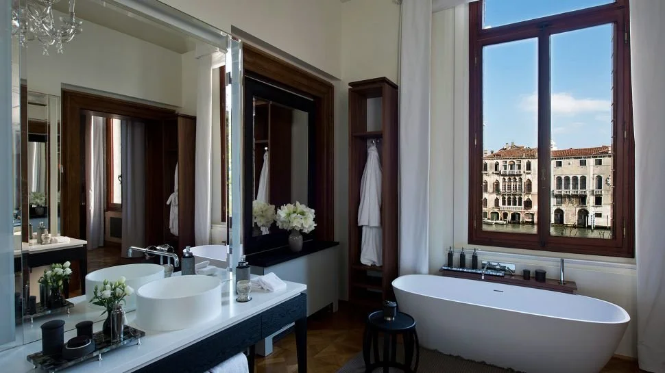 011279-05-RS790_Aman-Canal-Grande-Venice---Maddalena-Stanza-Bathroom.jpg