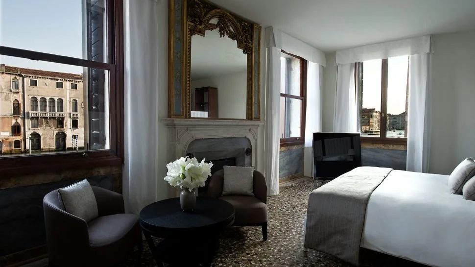 011279-07-RS792_Aman-Canal-Grande-Venice---Suite-Bedroom.jpg
