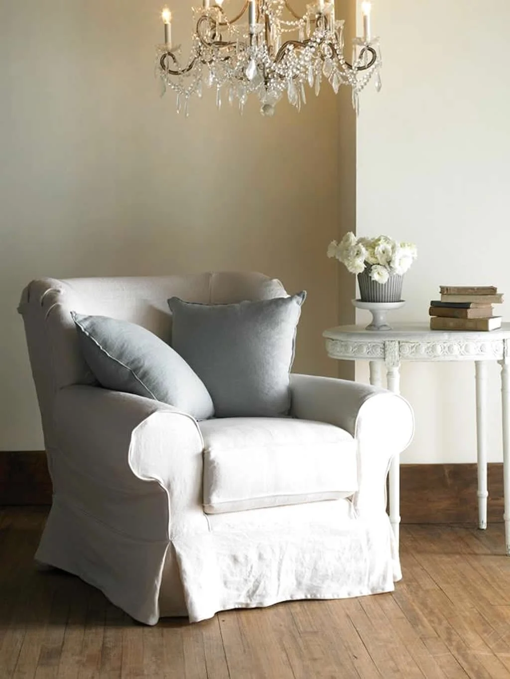 Shabby-Chic-Northampton-Chair-Seating-Furrniture-Design-by-Rachel-Ashwell.jpg