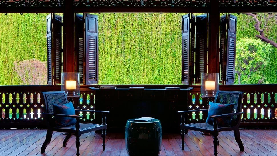 010410-07-Pillars_House_Interior_Look-out.jpg