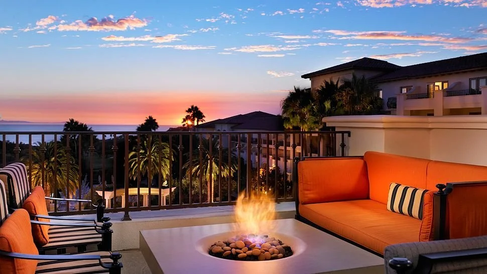 001083-04-str1361cl-140346-lobby lounge terrace - fire pit.jpg