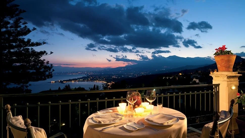 004254-10-dining-night-cliff-city-view.jpg