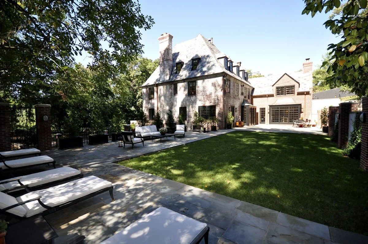 out-back-the-neat-garden-has-plenty-of-room-for-relaxing-and-sunning-outdoors.jpg