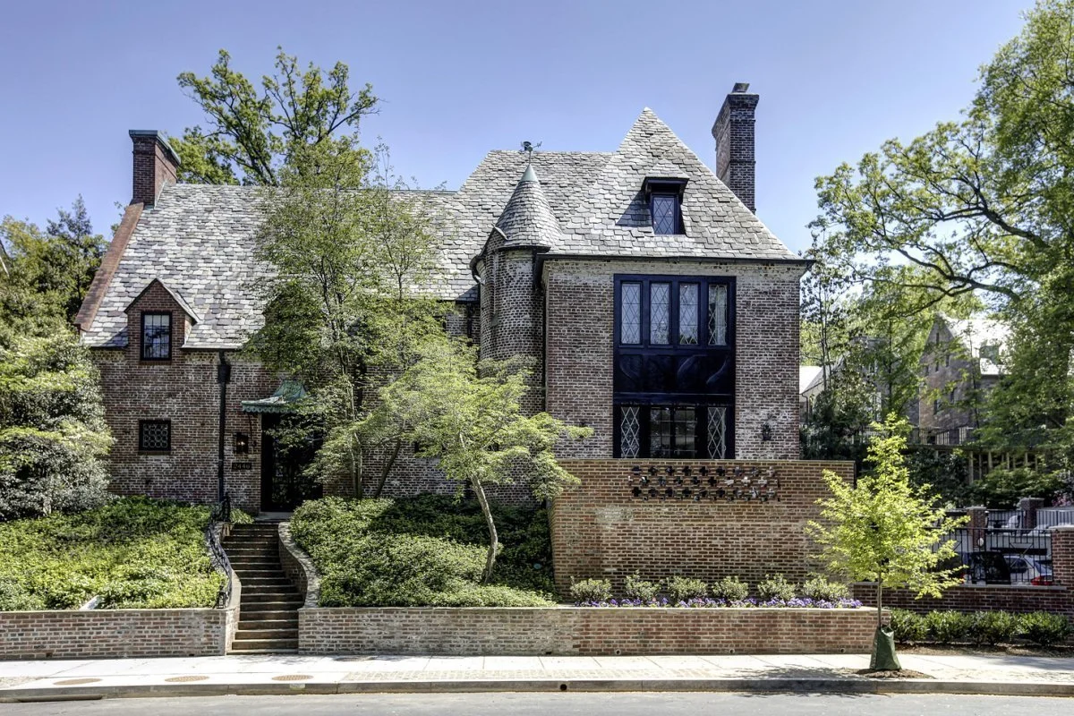 the-obamas-are-trading-white-for-brick-at-their-newly-leased-mansion-in-the-kalorama-section-of-dc.jpg