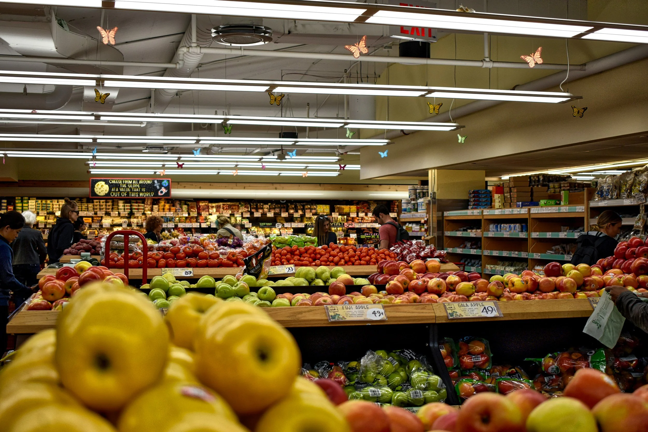 Vaste rayon de fruits dans l'épicerie fine de Trois-Rivières qui s'appelle Marché Le Gourmet Grignotard