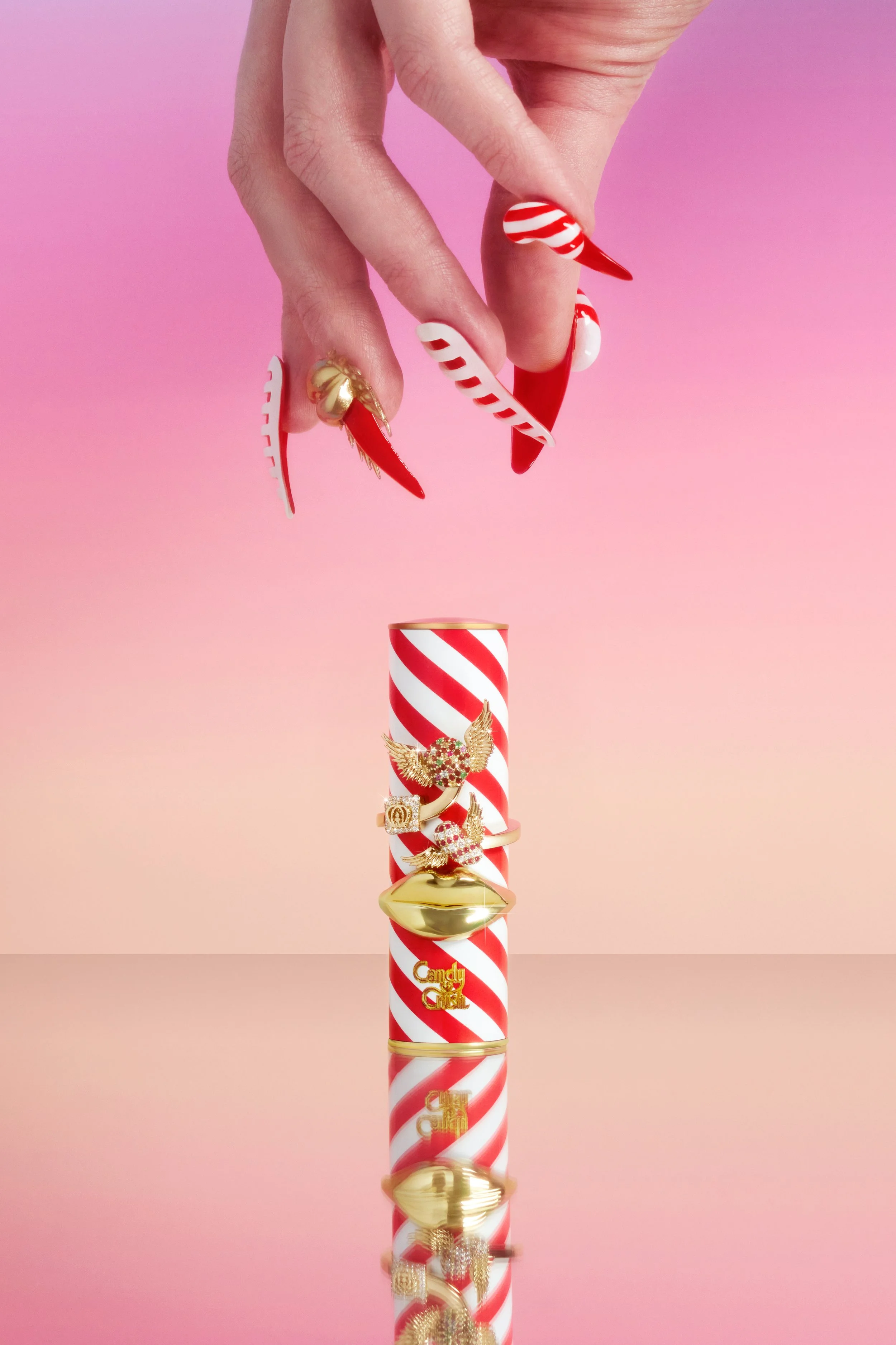 Copy of V_Video3_HandReachingForLipstick_FAVORITE_197.jpg