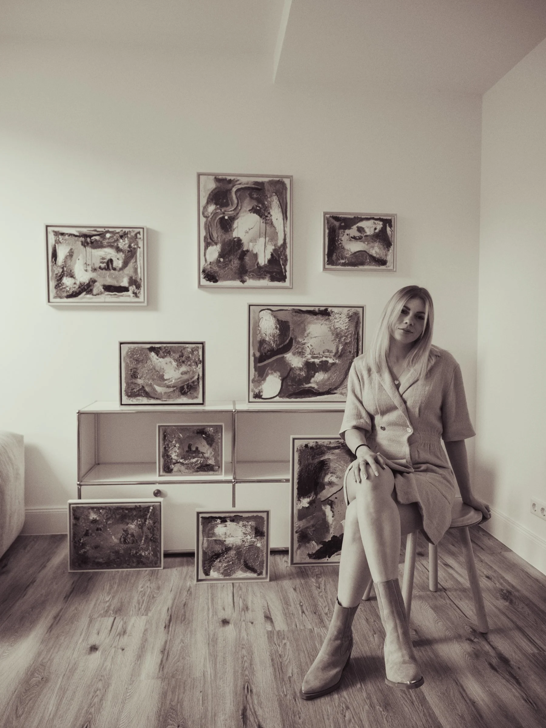 Sepia portrait of Frankfurt artist Sabrina Richter with Dangerously Playful and the Secrets of the Forest series – Künstlerin Portrait