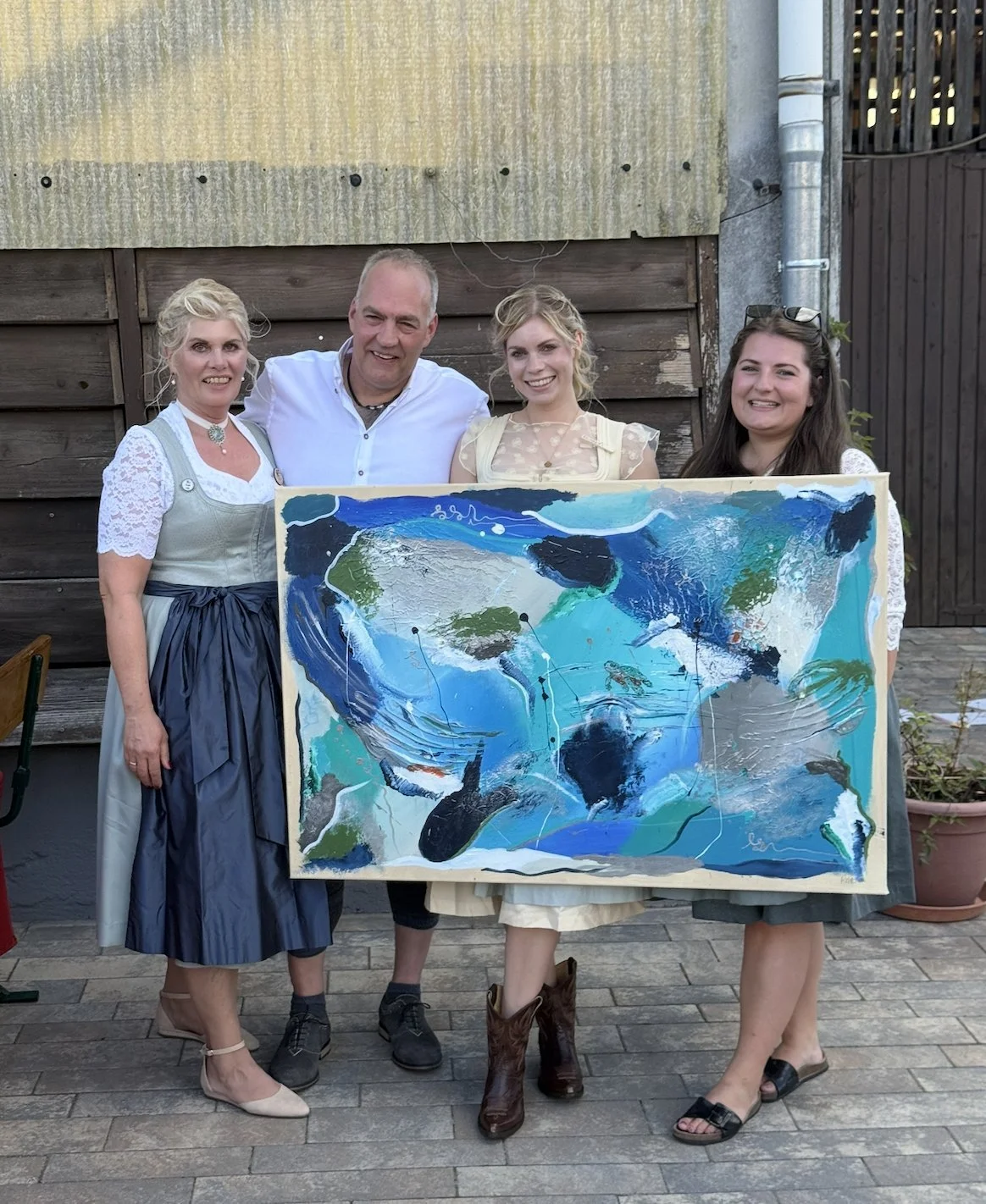 Personal handover of a blue commissioned painting – Sabrina Tina Richter with happy collectors (Bildübergabe in Germany)
