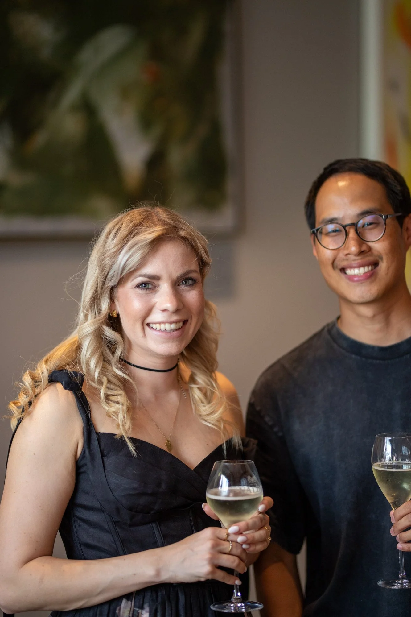 artist-sabrina-tina-richter-with-guest-at-vernissage-il-vino-frankfurt.jpg