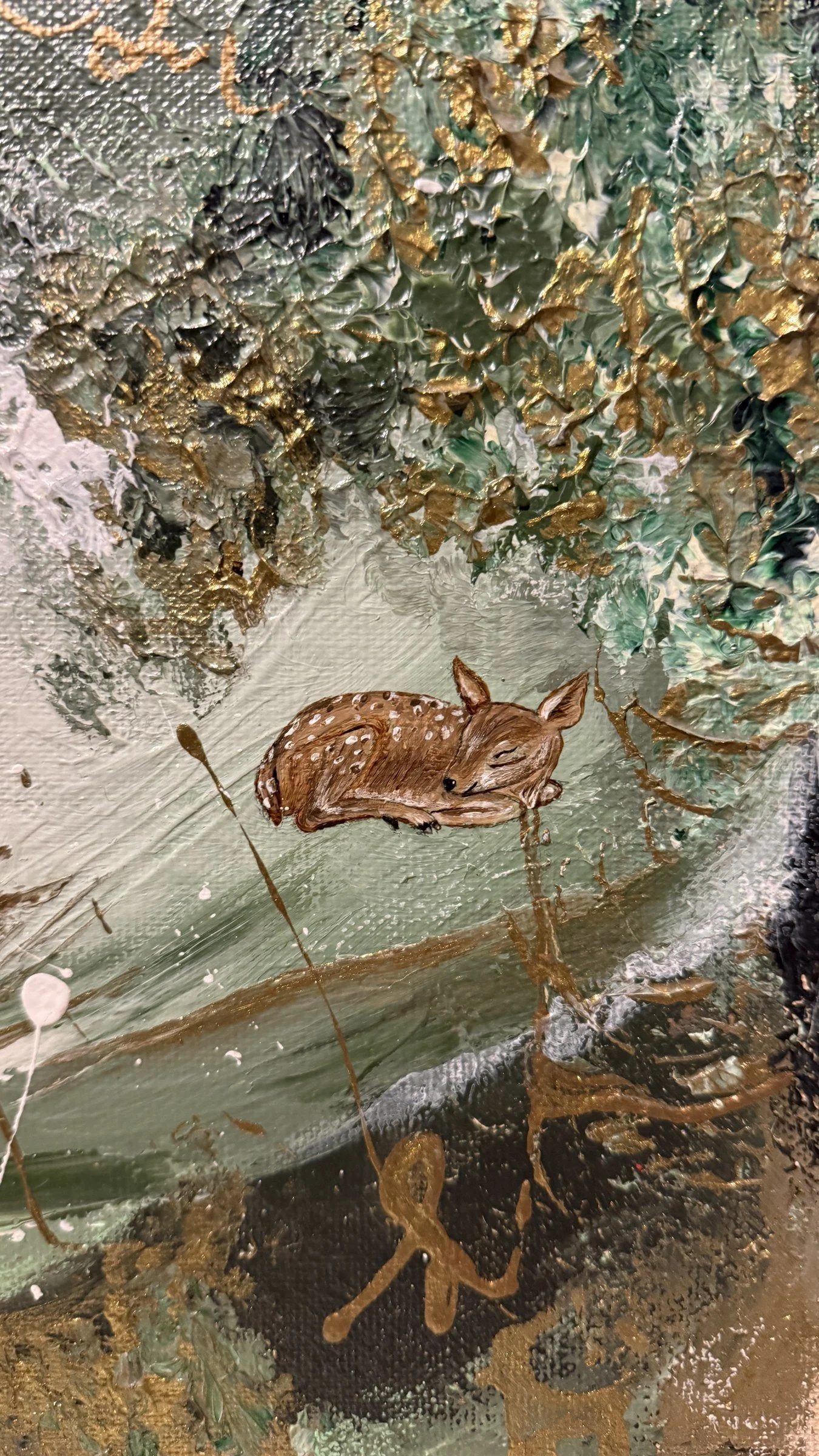 The Art of Awareness close-up detail of the hidden resting deer in oil pastel with gold texture, Reh Malerei by Sabrina Richter