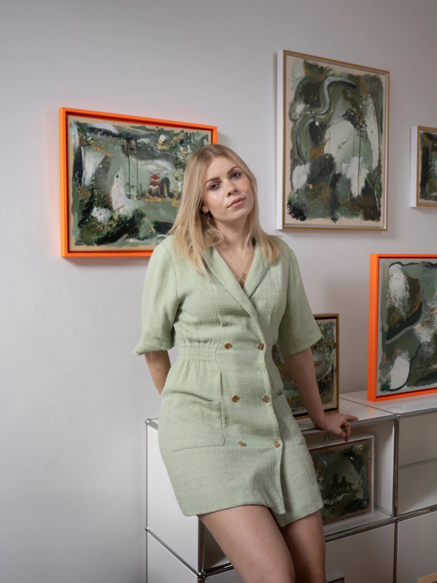 Frankfurt artist Sabrina Richter in front of her orange framed fox painting A Bond Beyond Words – Künstlerin mit Fuchs Bild, Secrets of the Forest