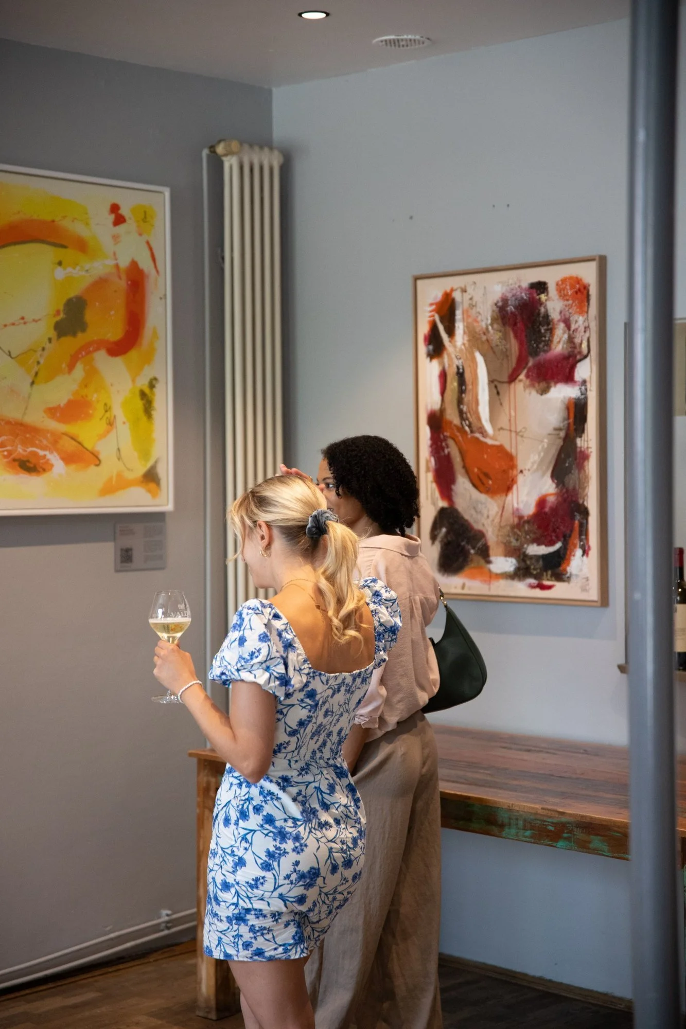 visitors-discovering-abstract-paintings-seen-and-unseen-exhibition-frankfurt.jpg