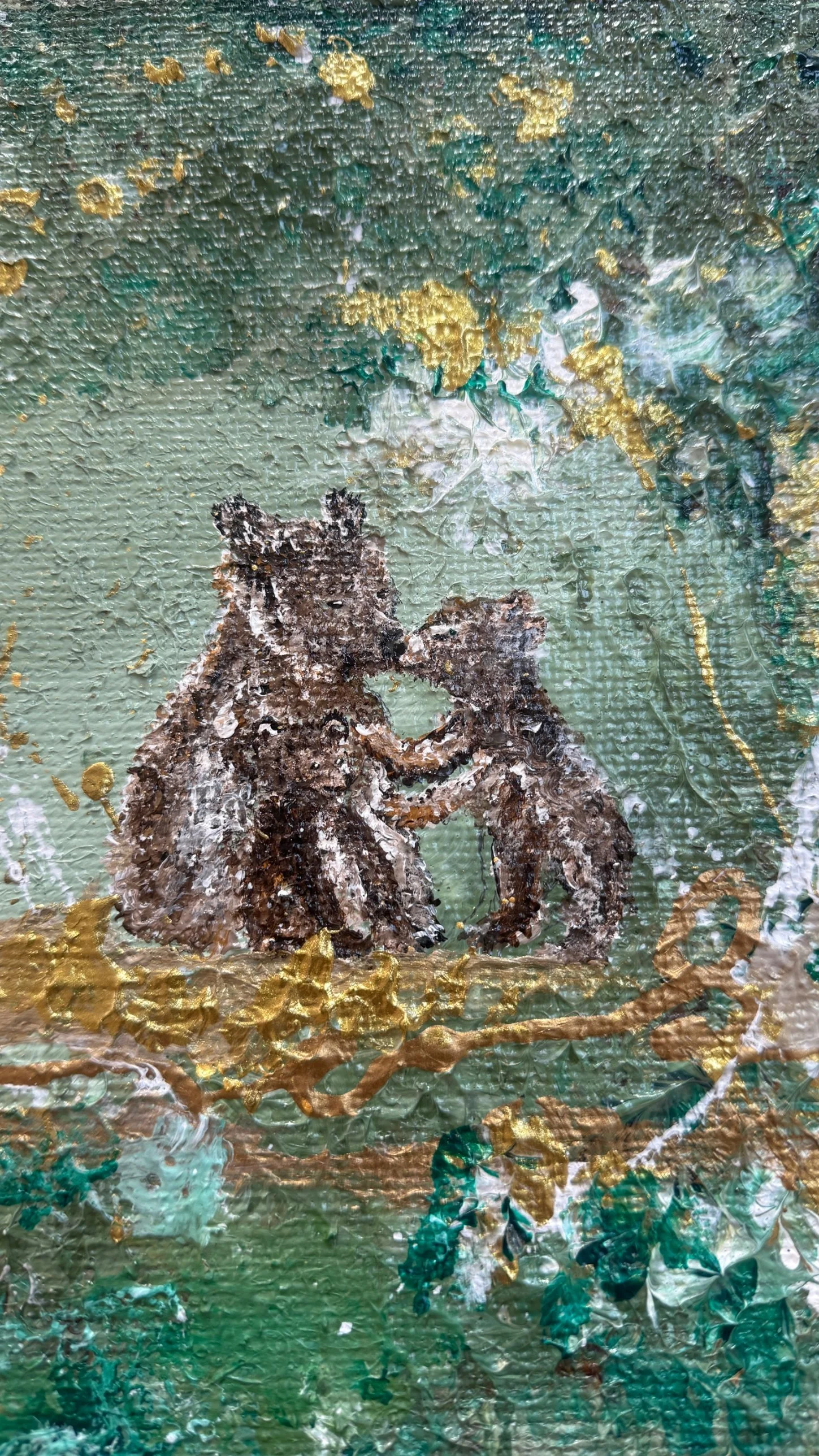 The Promise of Return close-up detail: mother bear and cub in green and gold, original acrylic painting – Bärenbild Detail, Original von Sabrina Richter
