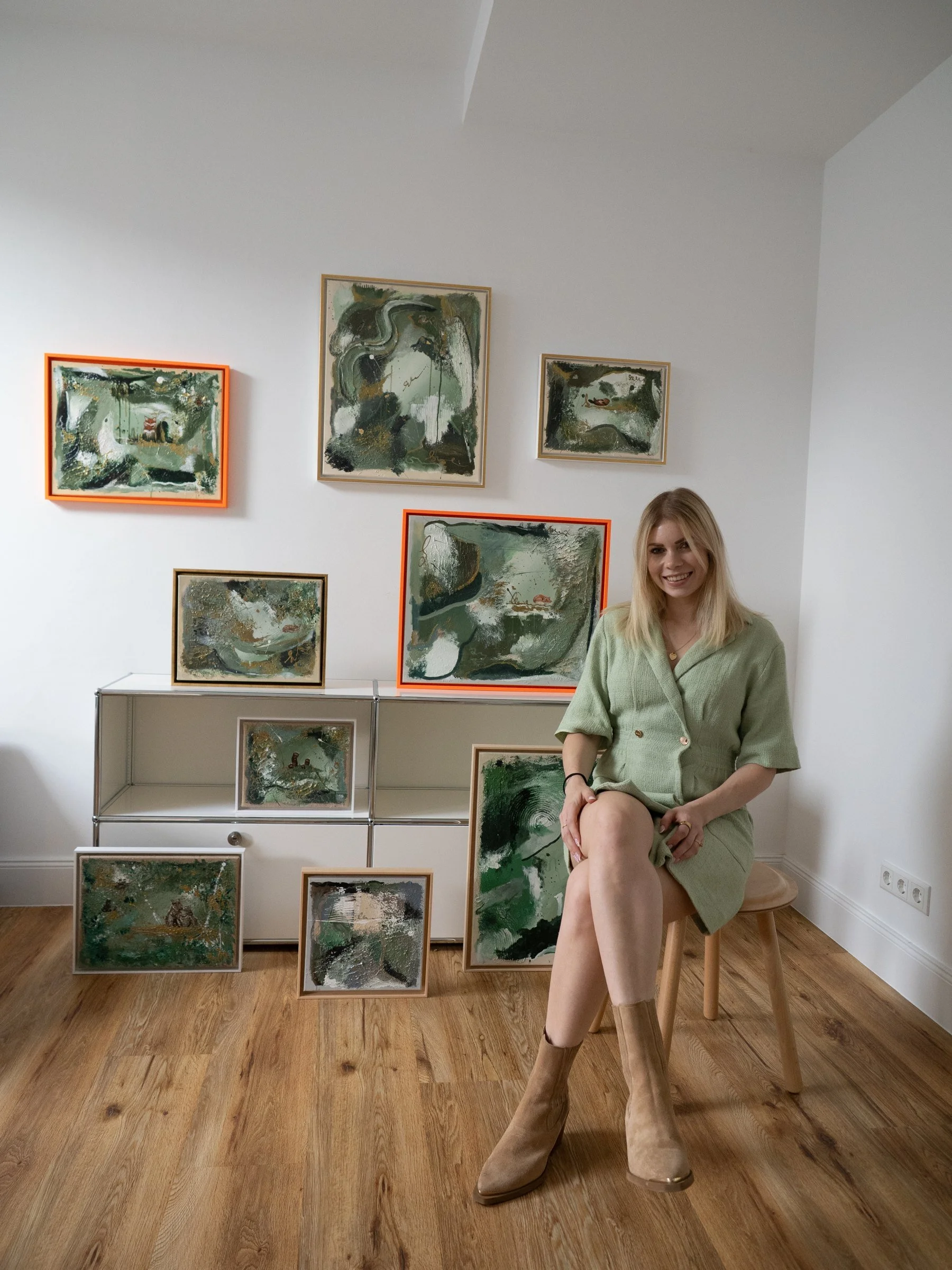Frankfurt artist Sabrina Richter seated beside The Many Shades of Life and the Secrets of the Forest series – Künstlerin mit Originalgemälden
