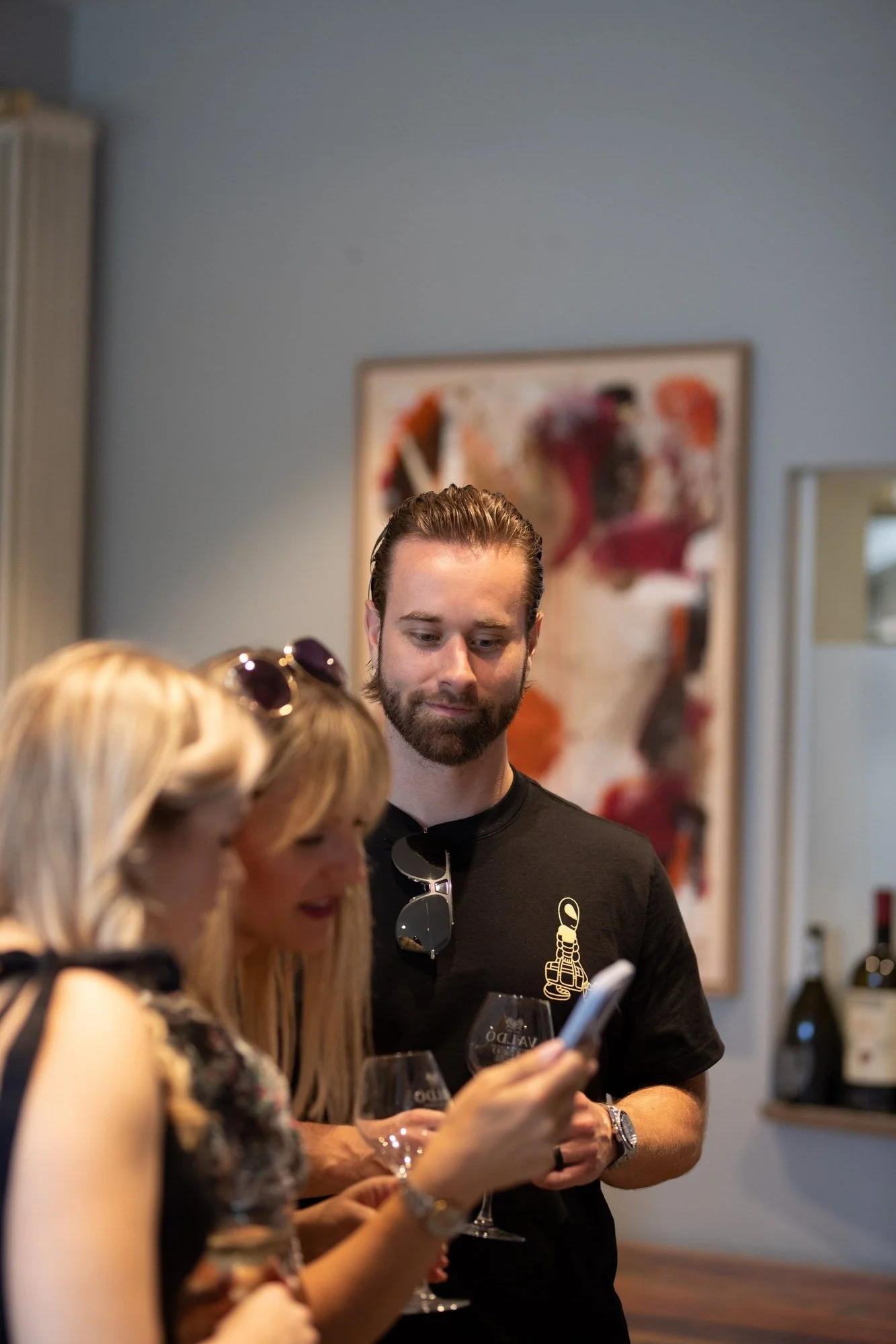 sabrina-tina-richter-toasting-at-vernissage-seen-and-unseen-il-vino-frankfurt.jpg