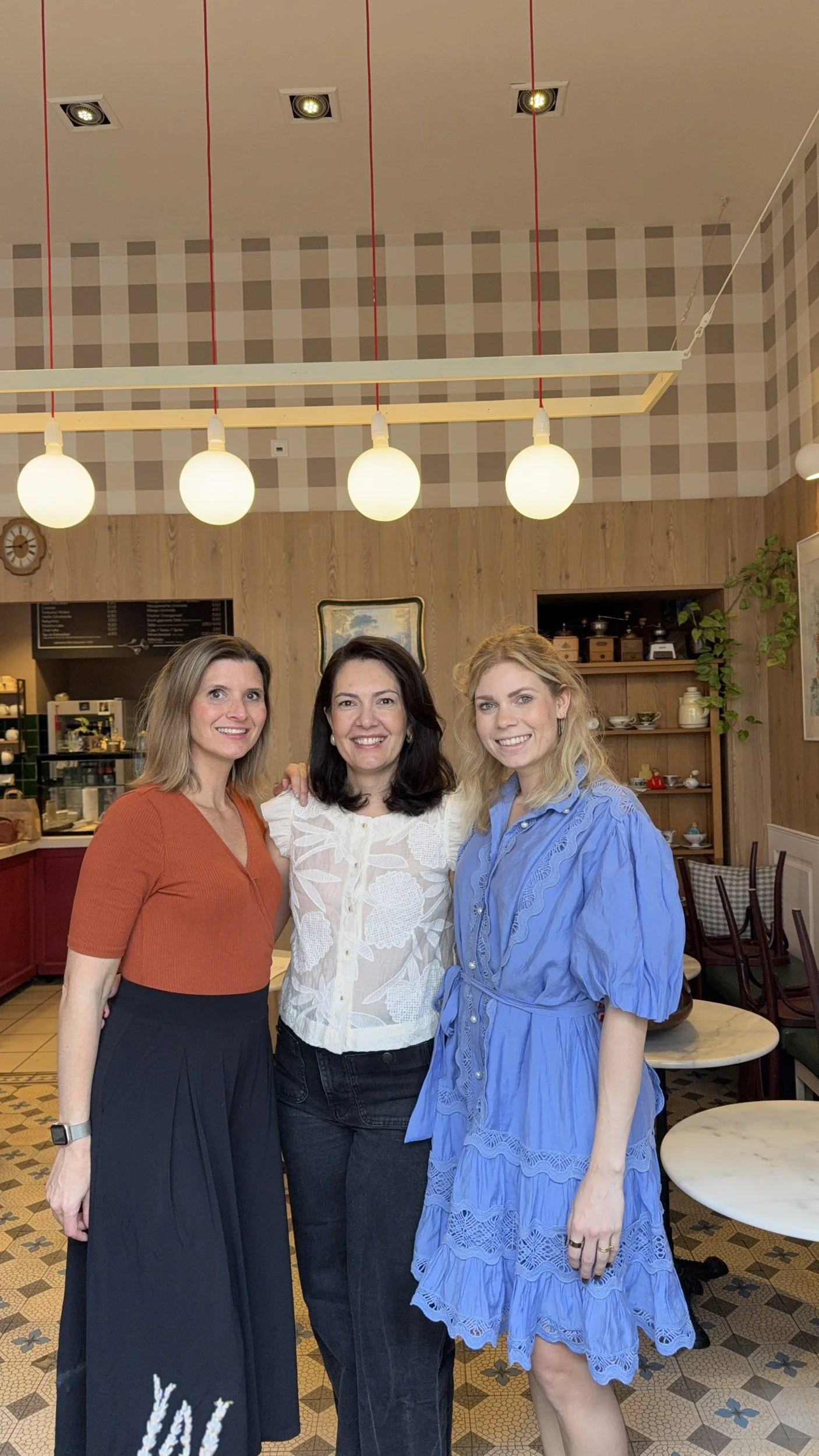 Sabrina Tina Richter, Vanessa Trixi David and host at Grün Café Frankfurt ahead of the shared exhibition – Vernissage, Kunstausstellung Frankfurt Westend