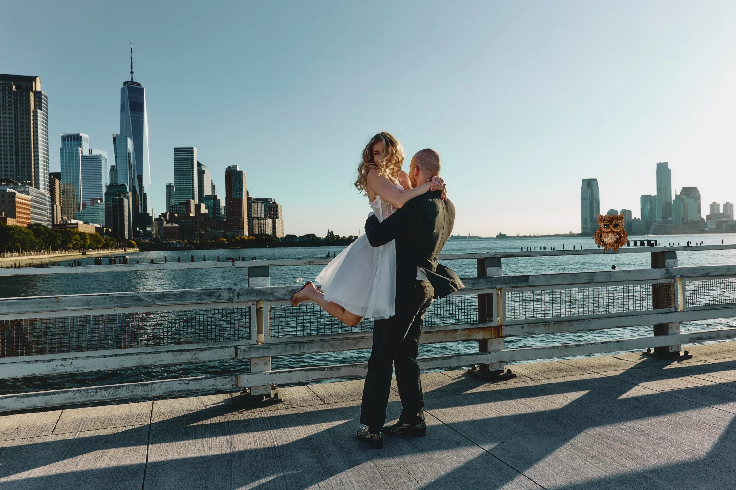 Sabrina Richter in New York on the Hudson River pier, with her small painted owl hidden on the railing – Künstlerin New York, abstrakte Kunst mit versteckten Tieren