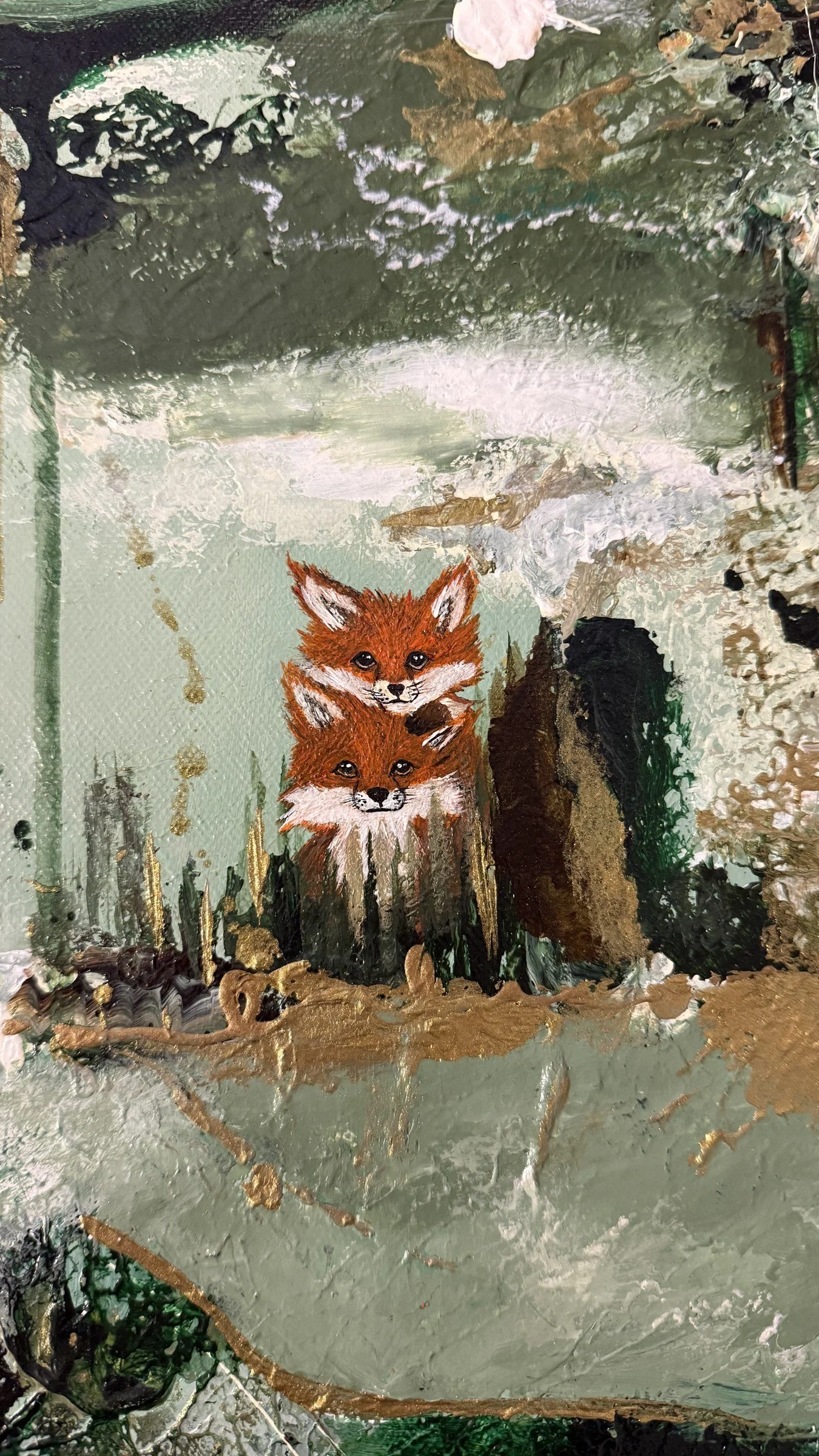 Detail of two hand-painted fox cubs in Hide and Seek – Füchse, Acryl und Ölpastell auf Leinwand