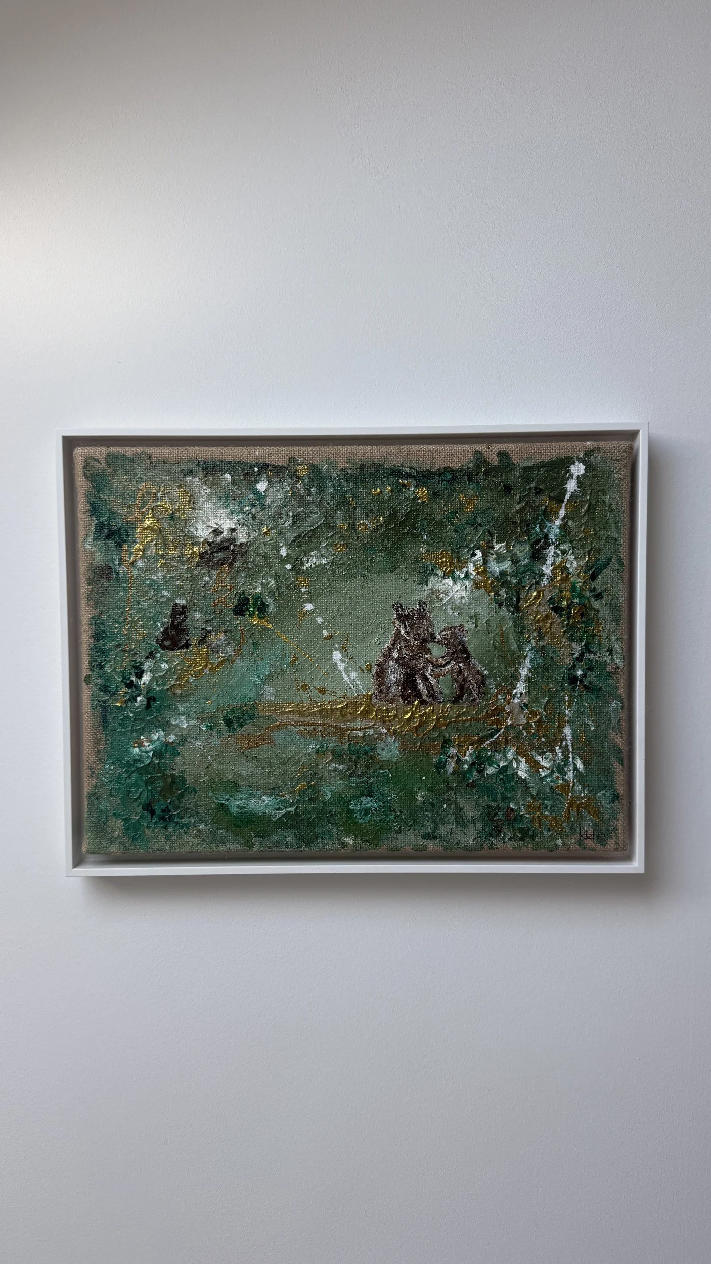 Secrets of the Forest – abstract acrylic painting with bears in green and gold by Sabrina Tina Richter, framed in white – abstraktes Acrylbild, Waldmotiv, Kunst kaufen Frankfurt