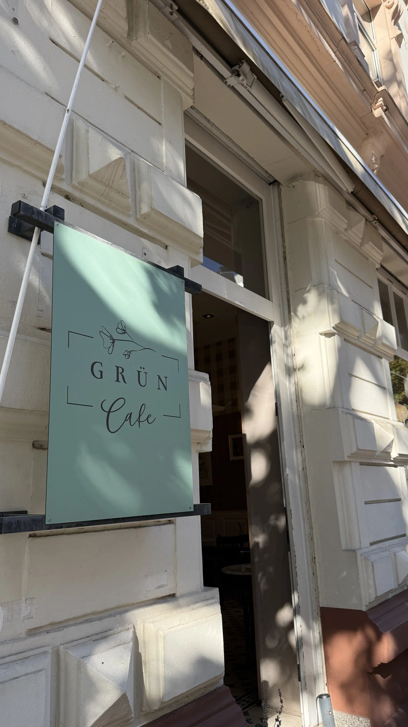 Grün Café in Frankfurt Westend, Feldbergstraße 28 – venue of the shared art exhibition, Ausstellung und Vernissage Frankfurt