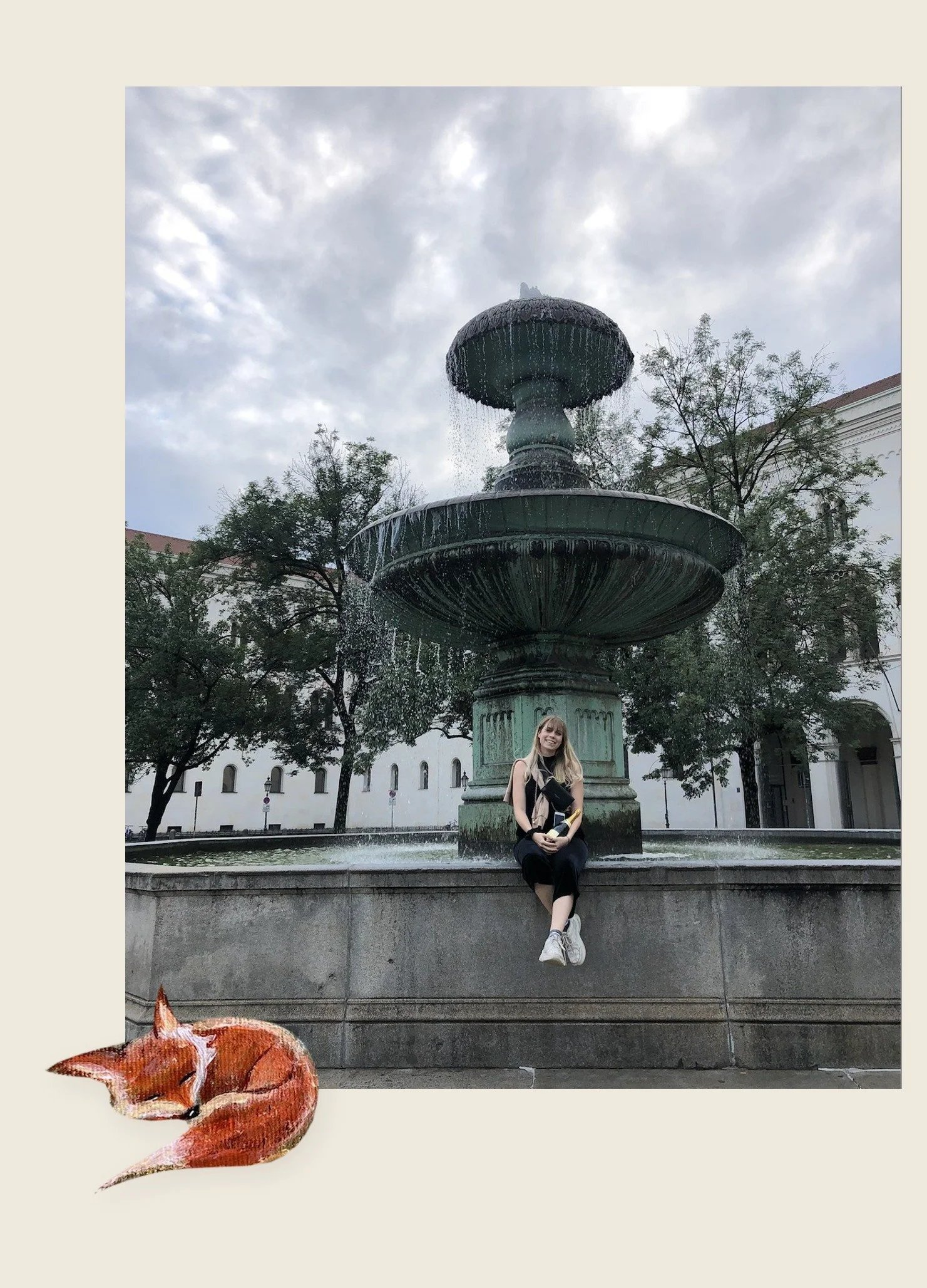 Sabrina Richter at a fountain in Munich with her painted sleeping fox – Künstlerin München, abstrakte Malerei mit versteckten Tieren