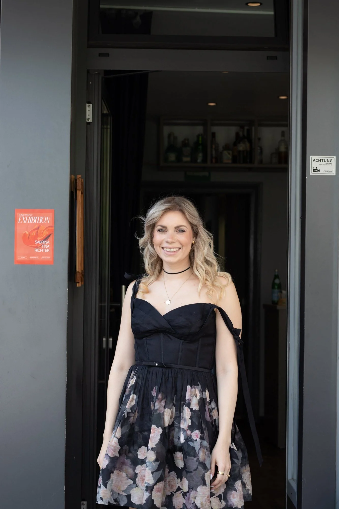 artist-sabrina-tina-richter-at-entrance-of-solo-exhibition-il-vino-frankfurt.jpg
