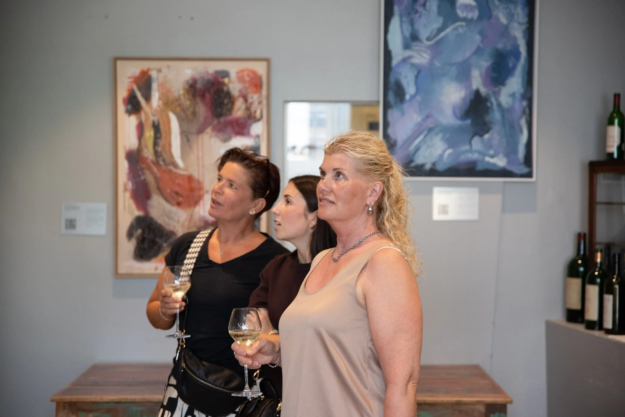 visitors-looking-at-abstract-paintings-vernissage-il-vino-frankfurt-kunstausstellung.jpg