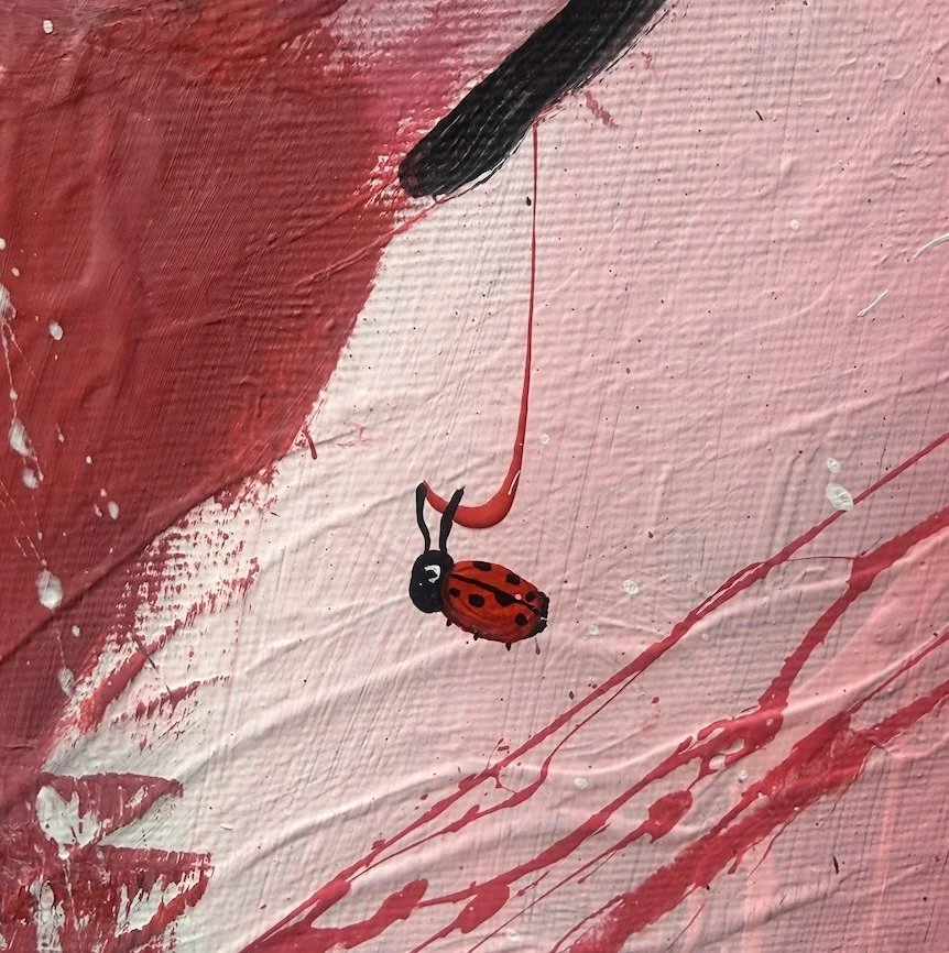 Ladybug in Strawberry Field – hidden ladybug detail by Sabrina Richter, series Seen and Unseen – abstraktes Originalgemälde, Acryl auf Leinwand, Kunst kaufen