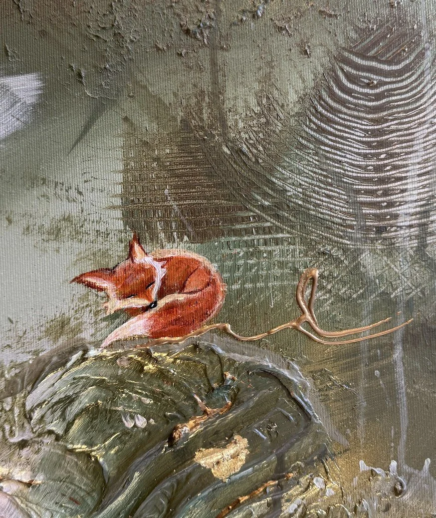 Whispering Beneath the Moss – hidden fox detail by Sabrina Richter, series Seen and Unseen – abstraktes Originalgemälde, Acryl auf Leinwand, Kunst kaufen