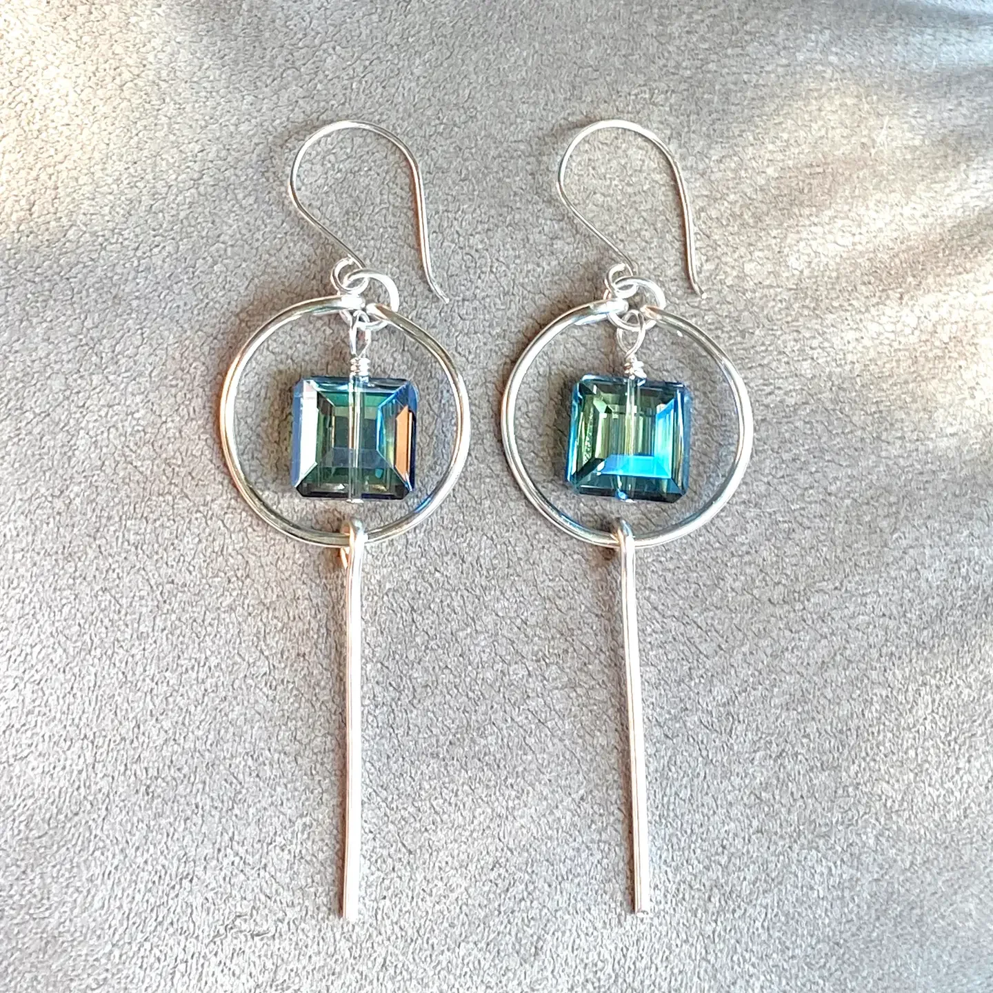 HAMMERED HOOPS BAR BLUE SQUARE CRYSTAL EARRINGS