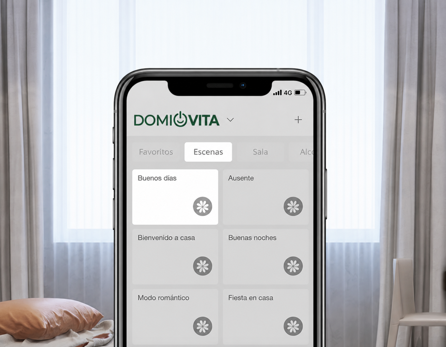 Pantalla de teléfono móvil mostrando la aplicación DOMOVITA con varias opciones de escenas para el control del hogar, incluyendo 'Buenos días', 'Bienvenido a casa', 'Modo romántico' y 'Fiesta en casa', en un fondo de habitación con cortinas y ventanales.