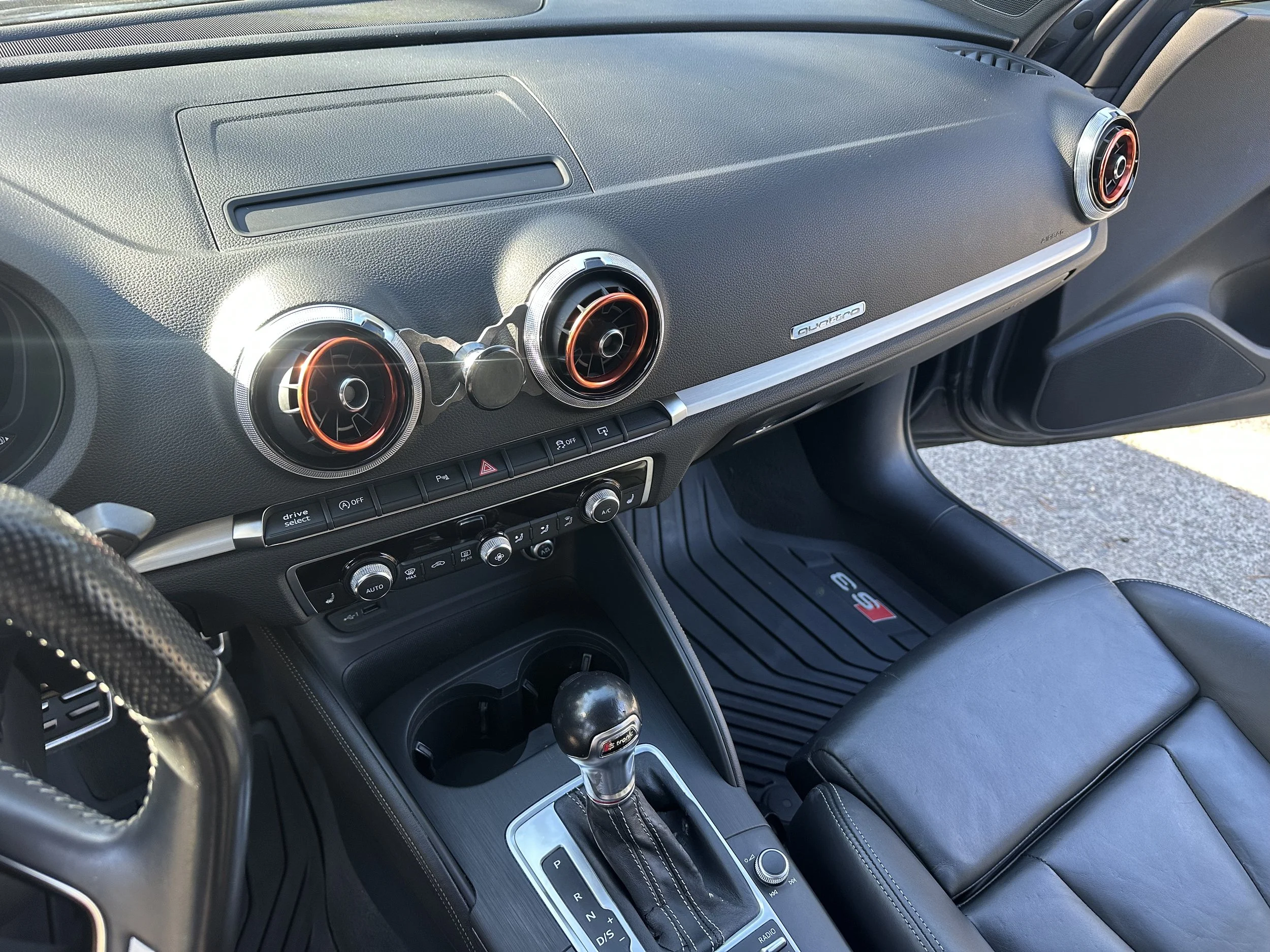 Clean dash and air vents on Audi S3