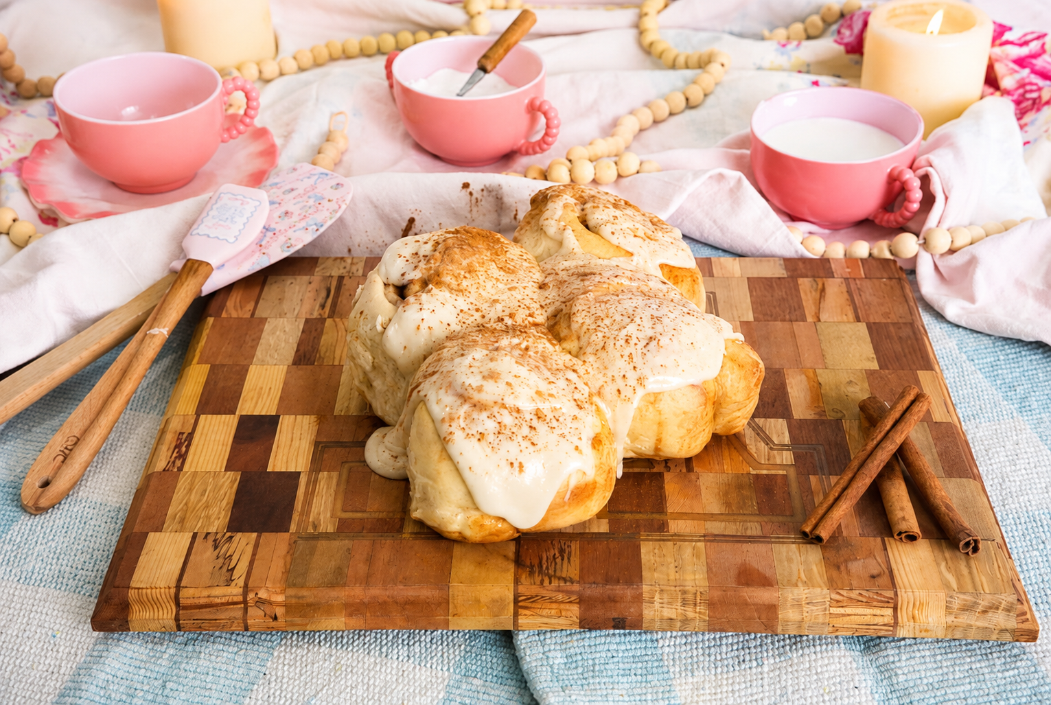 CinnamonRollsBigIced.png