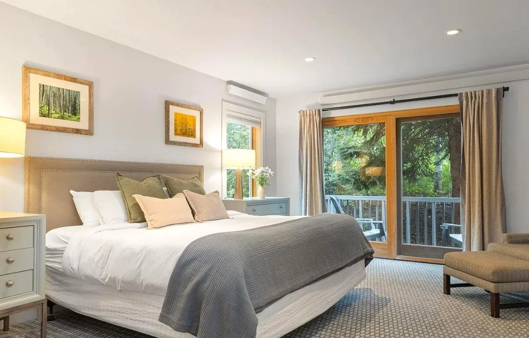 Primary bedroom · 1 king bed