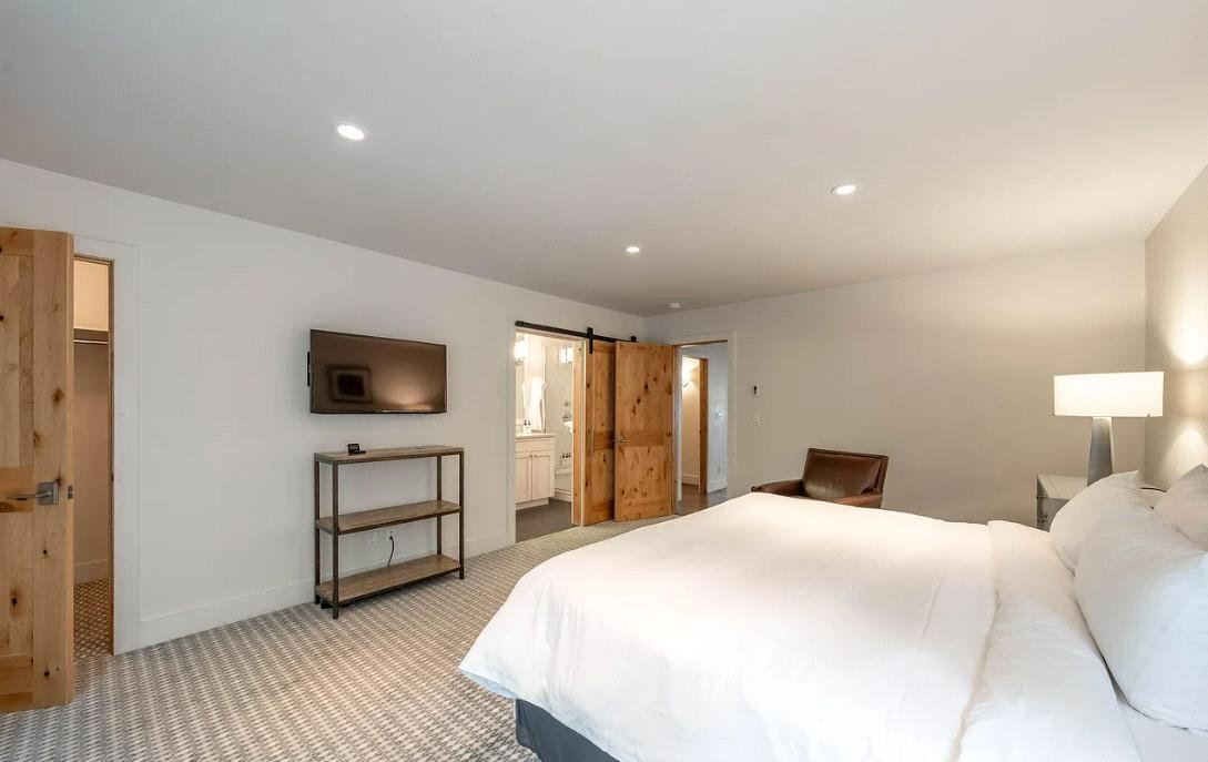 Primary bedroom · En-suite bathroom