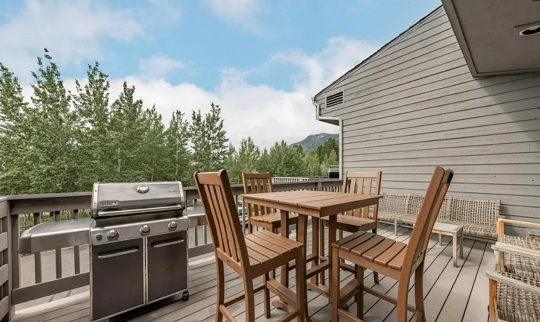Deck · Gas grill and outdoor dining