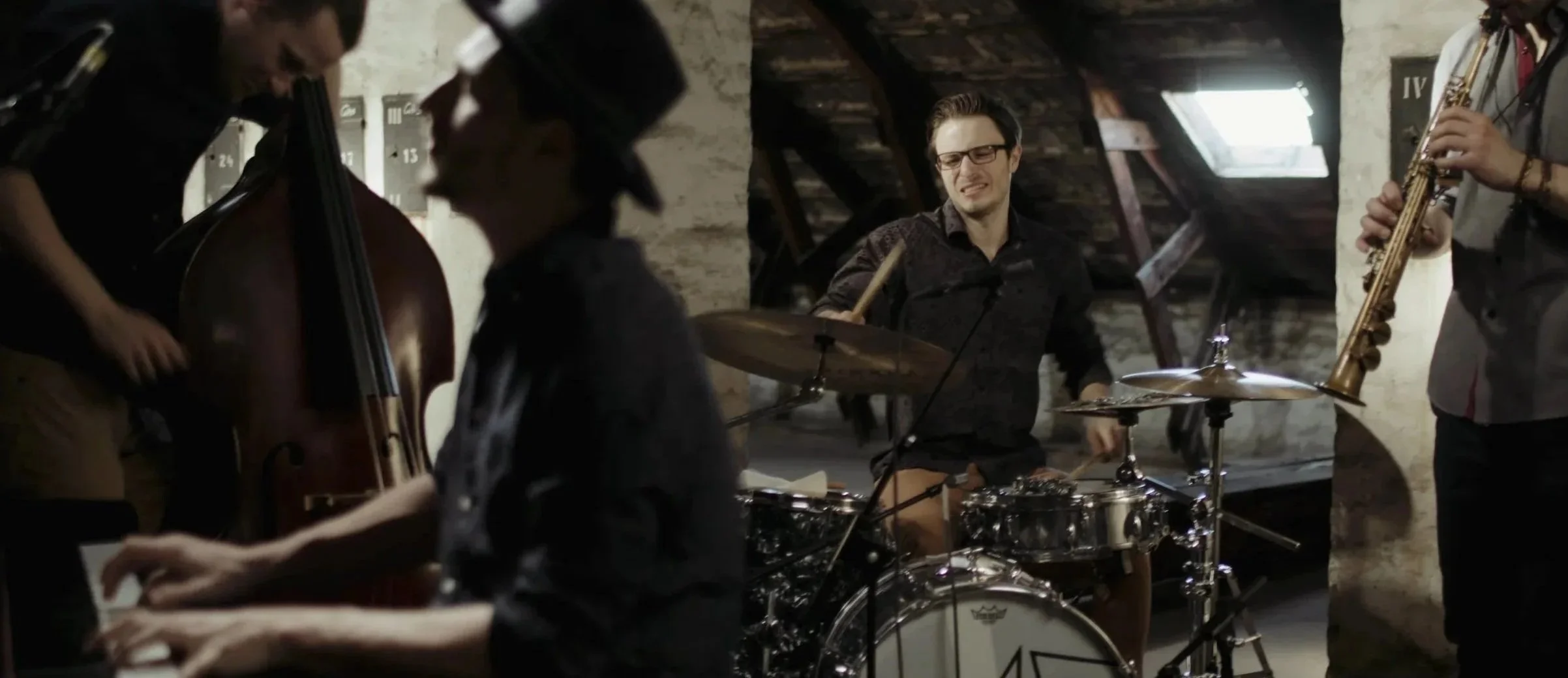 Jazzband mit Kontrabass, Klavier, Schlagzeug und Saxofon bei einem Auftritt