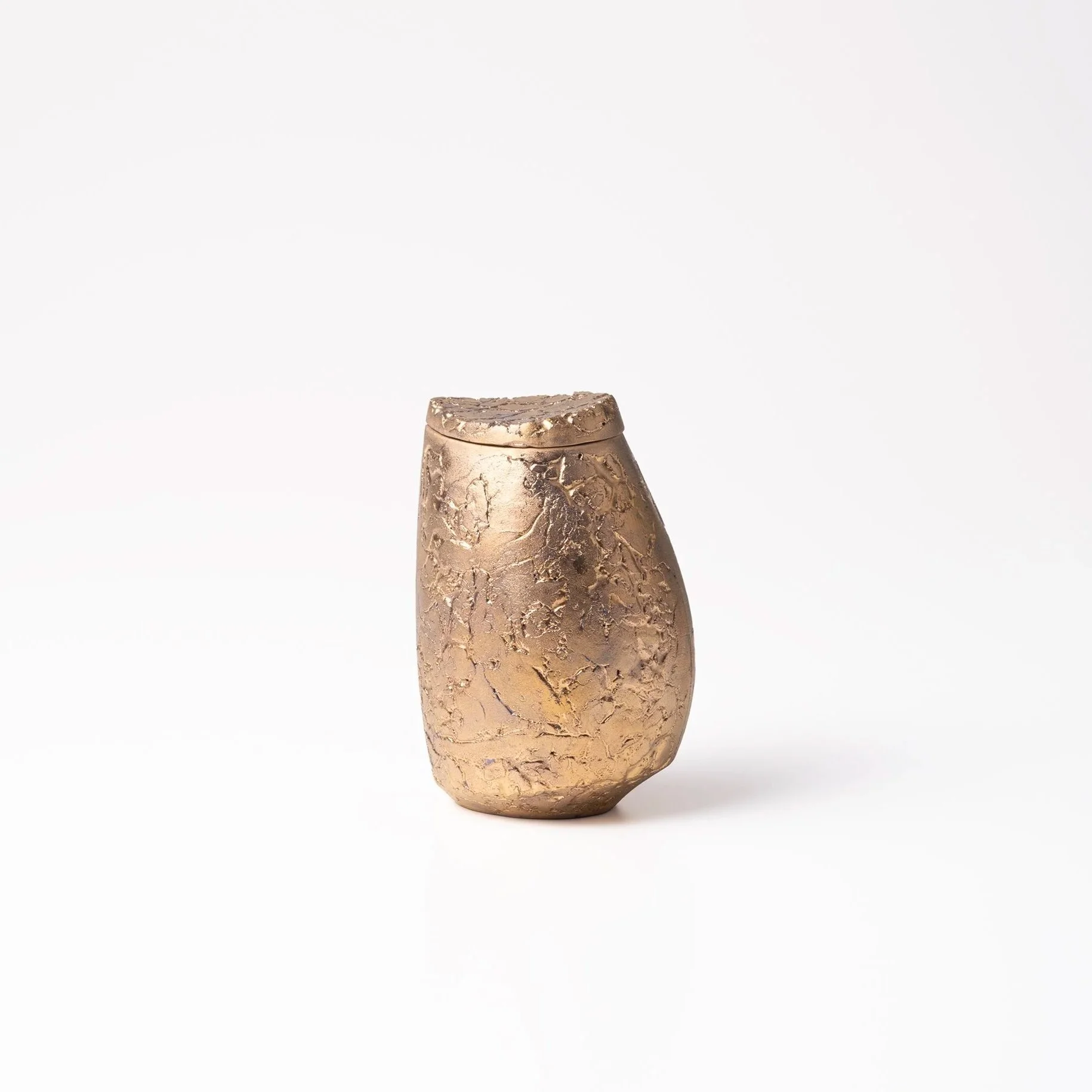 金色の模様がついた陶器の花瓶