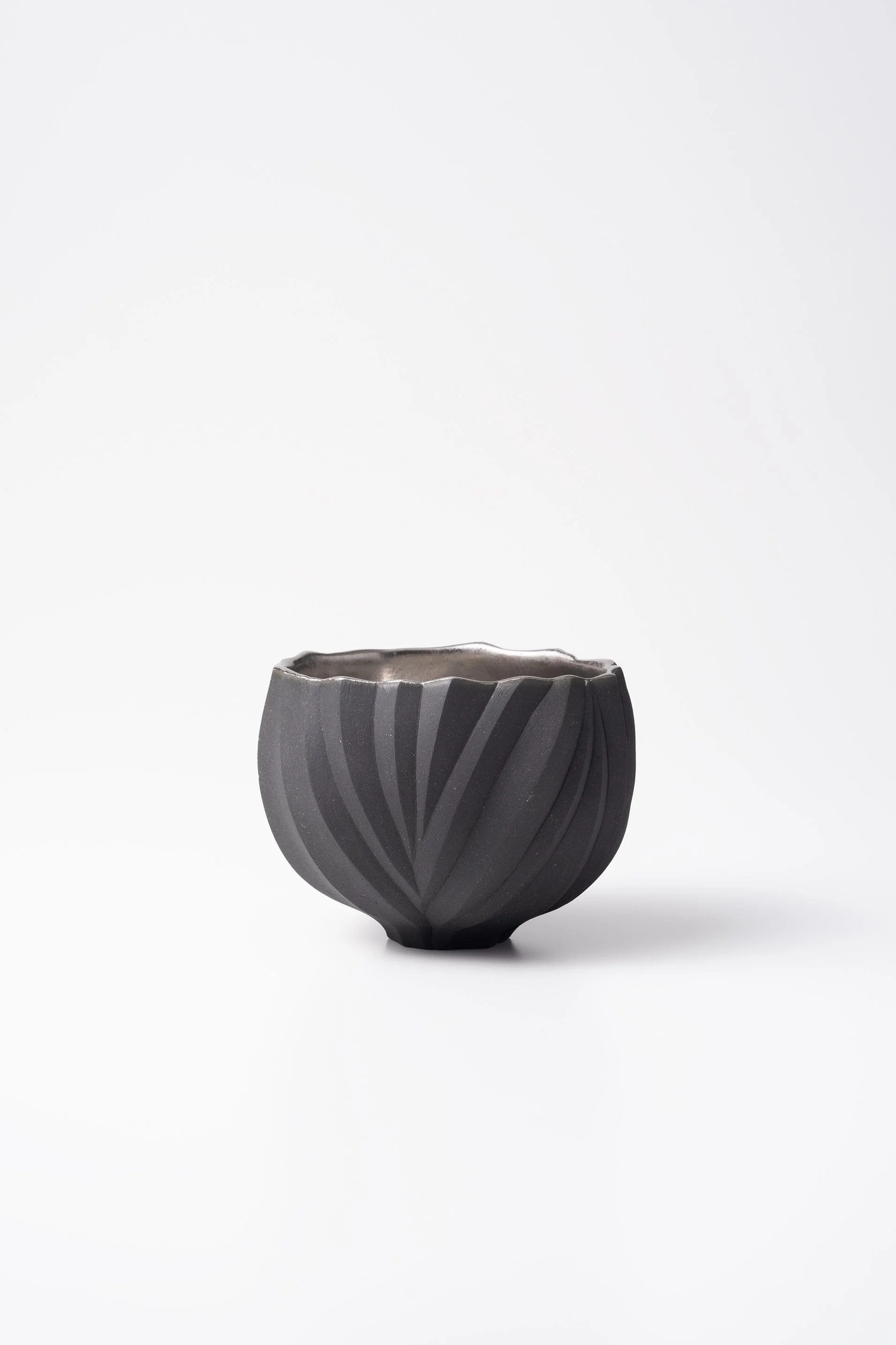 黒色の模様が描かれた花瓶