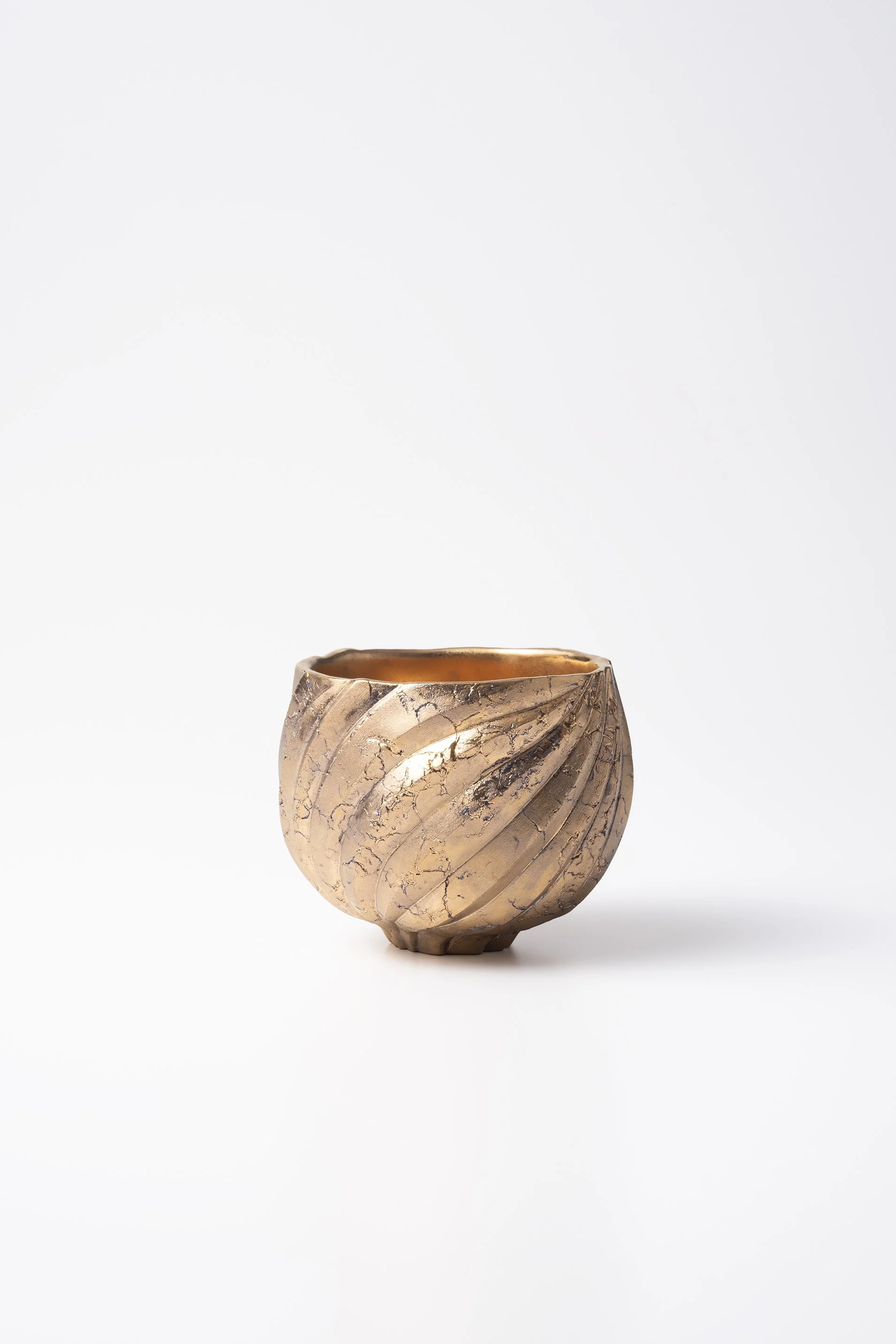 金色の模様が施された丸みを帯びた陶器の花瓶